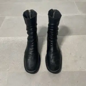 Guidi back-zips, från innan 2005 då Guidi fortfarande använde sig av Excella zips. En mycket sällsynt sko i en ovanlig storlek. Skorna är i bra skick för sin ålder men är såklart använda. Lädret har töjts ut på vissa ställen av skon (se bilder).