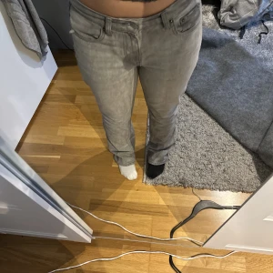 Gråa jeans  - Gråa bootcut jeans 