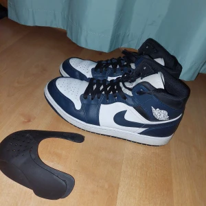 Jordan 1 Mid - Jordan 1 mid armory navy blue. Väldigt bra skick. Kastar även in ett par crease skydd. Storlek 45. Köpta på zalando. 