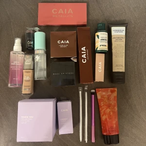 Sminkpaket STORT  - Allt är oanvänt förutom caia ögonskuggspaletten och foundationen men det är mycket produkt kvar. Har ett värde över 5000kr. Allt är helt nytt och knappt öppnat 