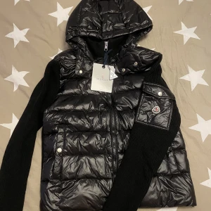 MONCLER Padded front pure wool cardigan - MONCLER Padded front pure wool cardigan, luvan går att ta bort.  Kan gå ner i pris vid snabb affär! Oanvänd! 