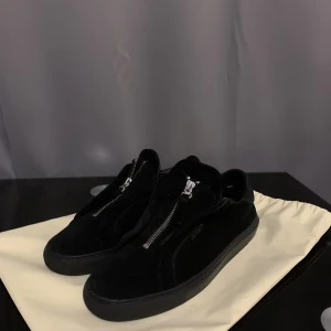 Axel Arigato skor  - Säljer Axel Arigato skor. Fint skick. Storlek 40. Dustbag medföljer. Hör av er om ni har några frågor. Pris kan diskuteras vid snabb affär!