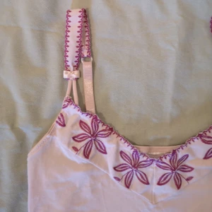 babyrosa linne strl S - Gulligt linne med vackra detaljer! Med justerbara band och stretchigt tyg. Lappen är bortklippt så vet ej märke eller storlek, men skulle säga att den är S! Kan mäta vid intresse. 