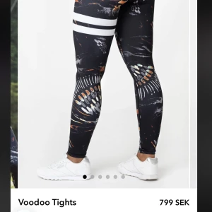 Stronger thights - Super gulliga tränings thights från Stronger!!💋 Modell: Voodoo tights, medelhög midja. Använda ca 2 gånger, helt nya i super bra sick.🤩 Ordinarie pris från hemsida: 799kr