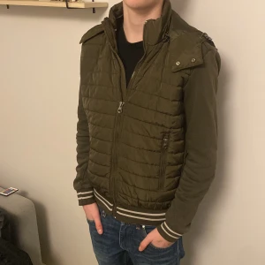 Zara Man cardigan - Riktigt fet cardigan från zara. 9/10 skick, den har avtagbar luva. Storlek S o h är sann i storleken. Pris kan duskuteras