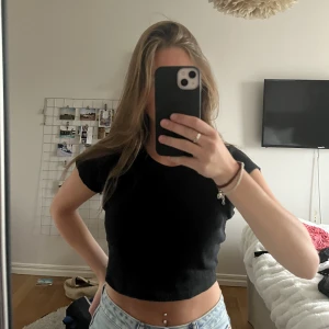 Svart t-shirt - Svart ribbad t shirt som ej används! Är ifrån FB sisters 🩷Står storlek s men skulle säga xs!