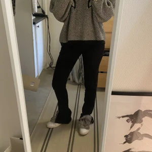 Svarta Lee Jeans - snyggaa lee jeans som jag har klippt på botten