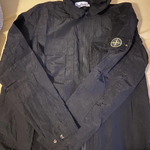 Stone  - Det är typ som en jacka den passar bra som vanlig skjorta också och det finns Scan med 