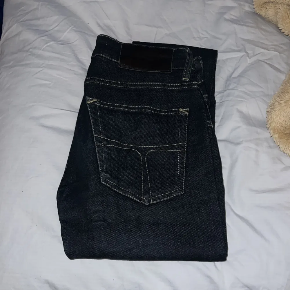 Jeans i väldigt mörkblå tvätt från Tiger of sweden . Jeans & Byxor.