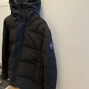Canada goose jacka  - Canada goose macmillan black label. Riktigt snygg och varm jacka. Skick 9/10 strl s/m. Pris kan diskuteras vid snabb affär. Kan byta mot en moncler maya Strl M/L