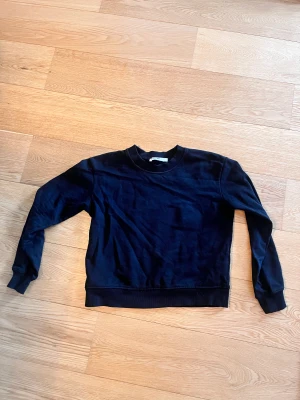 Sweatshirt  - Svart sweatshirt från NAKD 