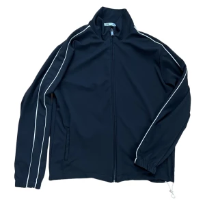 Zara tracksuit zip - Clean zara trackie zip i fint skick. Inga skavanker eller liknande, knappt använd! Storlek S med justering på nedre delen så man kan välja hur den ska sitta Säljs då den inte används mer