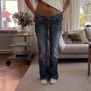Lågmidjade jeans - Fett fina lågmidjade jeans med detaljer som jag köpte här på Plick men som tyvärr var för korta❣️Jättebra skick. Midjemått: 83 Innerbenslängd: 83 