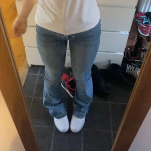 utsvängda blåa jeans - utsvängda blåa jeans, knappt använda o väldigt långa i modellen   pris kan diskuteras vid snabb affär 💓