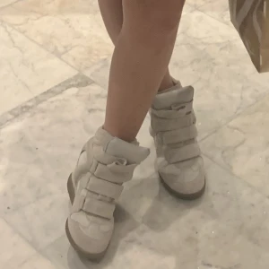 Isabel marant skor  - Isabel marant skor som är använda men fortfarande har mycket att ge. Jag vill kolla intresset och se vad jag kan få för de, är inte hundra på om jag ska sälja eller inte, säljer endast vid bra bud ❤️