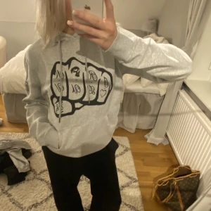 Grå hoodie  - Cool hoodie med tryck, storlek s