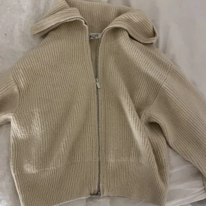 Tröja med dragkedja  - Jättefin beige tröja med dragkedja från båda håll, från NAKD🥰