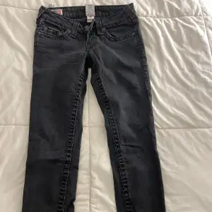 Skitsnygga true religion jeans i str 25, d har en liten klippning vid ena benet som knappt syns, lite skinny