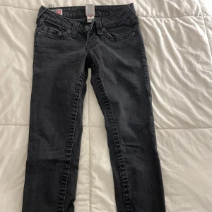 True religion jeans - Skitsnygga true religion jeans i str 25, d har en liten klippning vid ena benet som knappt syns, lite skinny