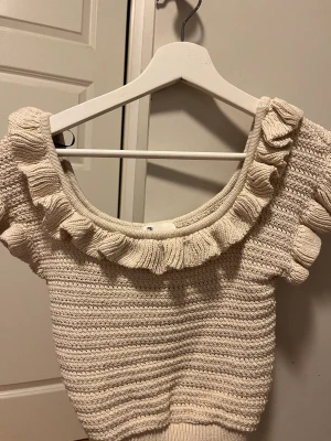 Topp ifrån hm - Topp ifrån hm, använd ca 3 gr, säljes pga inte min smak längre