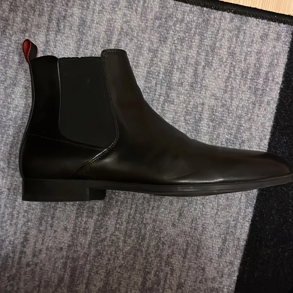 Svarta stiliga skor, funkar nu till hösten. Använda 2-3 gånger alltså jättebra skick. Ny pris är 2700kr. Skor.