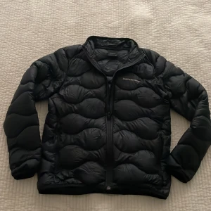 Peak Performance Jacka - Ritigt fint skick. Den har bara används några gånger. Inga skador på jackan eller liknade.  Säljer bara via meetup för att jag orkar inte lära mig hur man fraktar!😃