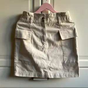En helt ny jeanstyg kjol gjort av bomull med 2 stora rymliga fickor på sida! Säljs då jag köpte fel storlek! 