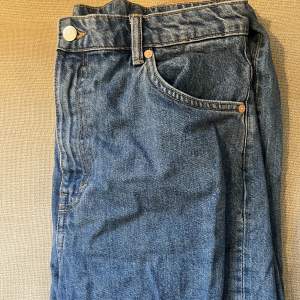 Raka jeans från weekday i modellen rowe. Knappt använda i stl 31/32