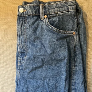 Jeans weekday - Raka jeans från weekday i modellen rowe. Knappt använda i stl 31/32