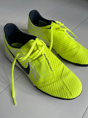 Fotbollskor inomhus  - Ett par inomhusskor som knappt är använda så i mycket fint skick. 