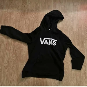 Vans hoodie  - Säljer hans hoodie inte använd så mycket, storleken är xl men känns mer som M / L
