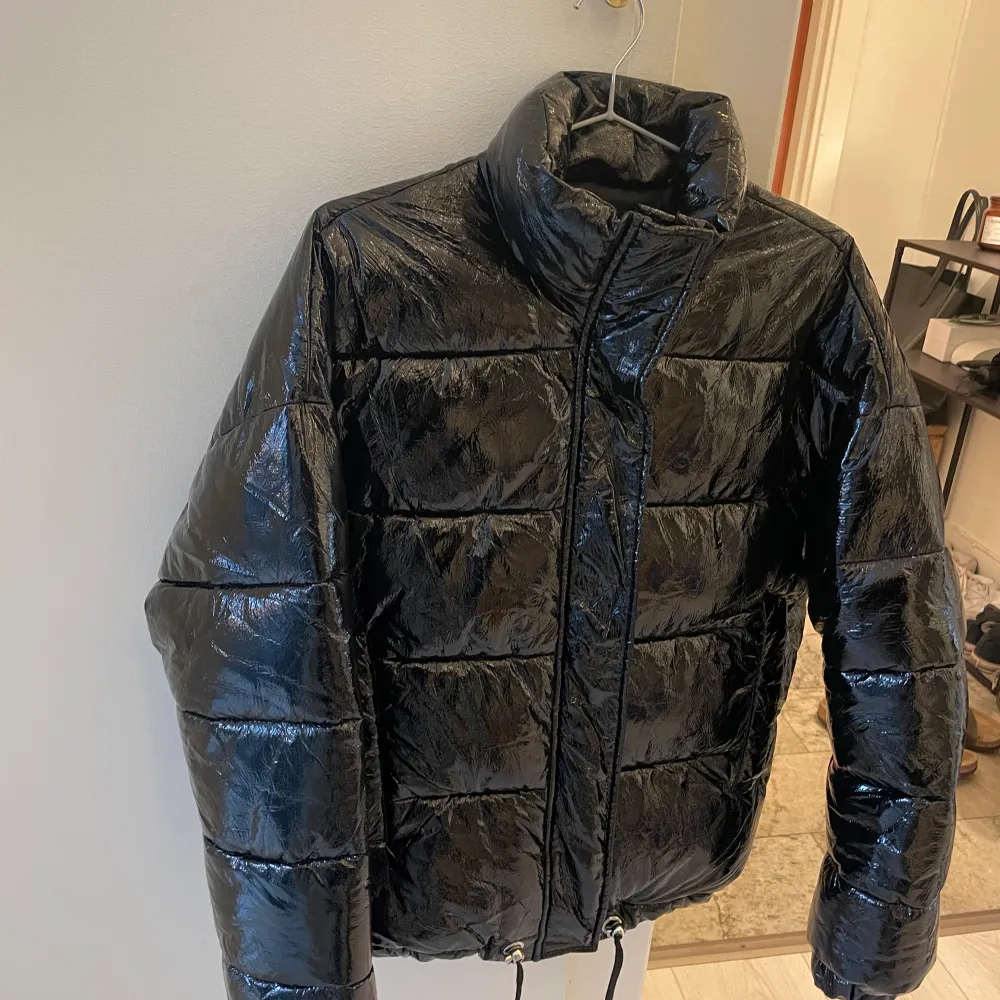 Svart dunjacka i lackimitation från Zara. Storlek XS. Takit.