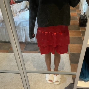 röd kjol - superfin kjol att ha utomlands 🤩💋 kommer tyvärr inte till användning längre ❣️