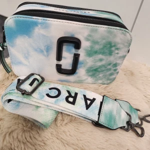 MJ ( kopia) snapshot camera bag  - Säljer en Mj (kopia) snapshot camera bag i ombre färger, bara blivit uppackad å ståendes i garderoben , vilket är synd då de är en super fin väska  600:-