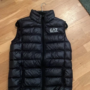 Ea7 väst  - Inbyggd luva där bak