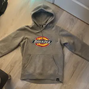 Dickies hoodie i fint skick, säljes då den är för liten för mig😢🫃🏿 knappt använd storlek small/S