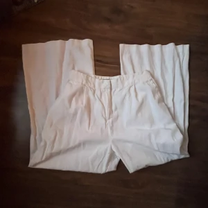 Lågmidjade vita linnebyxor  - Snygga lågmidjade linnebyxor i finfint skick!! Kontakta för mått o fler bilder eller frågor!