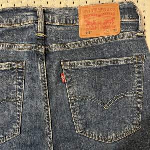 snygga levis jeans i modellen 519. säljer för att dom är för stora för mig. storleken är 31 i midjan och 32 i längden :))