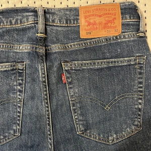 levis jeans - snygga levis jeans i modellen 519. säljer för att dom är för stora för mig. storleken är 31 i midjan och 32 i längden :))