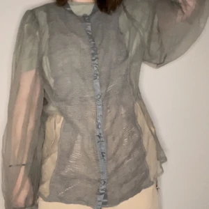 Tyll skjorta - En tyll skjorta jag älskar men tyvärr inte passar min stil längre. Den är väldigt lätt och står xxl på storleken men skulle säga att den sitter bra på M-Xxl och jag som normalt har S funkar den fint på med! Den verkligen svävar runt en!