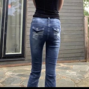 snygga jeans - säljer dessa lågmidjade jeans som tyvärr inte kommer till användning 