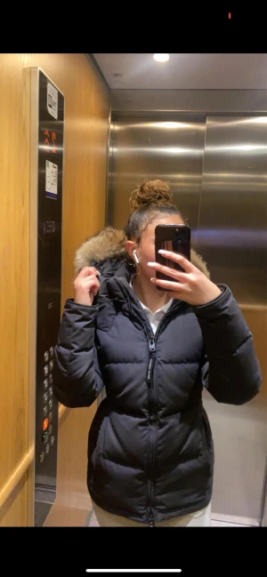 Canada goose Chelsea  - Säljer en jätte fin Canada goose Chelsea model. Strl S. Använd en vinter och i mycket bra skick. Priset kan gå ner i snabb affär. Kan mötas upp i Stockholm. Ny pris: 11000.