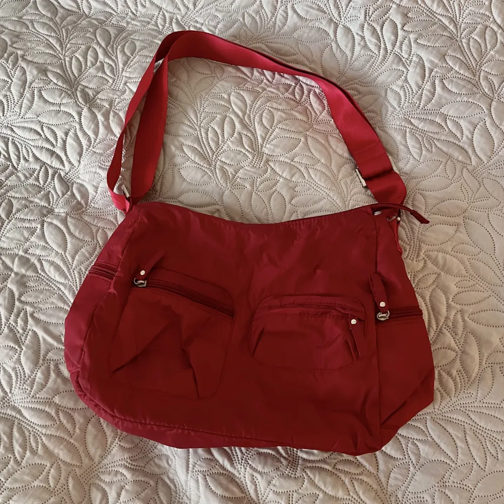 Jättefin röd väska som har många fack som inte kommer till användning❤️ Längd 40cm. Väskor.