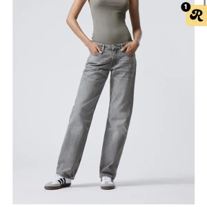 Arrow Low Weekday - Arrow low straight jeans ifrån weekday i färgen eleven grey🩶färgen ser lite olika ut på varje bild beroende på ljus så skriv för fler bilder! Köpt för 500 inte använda speciellt mycket