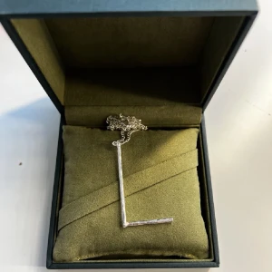 maria nilsdotter halsband - säljer mitt maria nilsdotter halsband, wonky letter L. Jag har tröttnat på det och vill köpa ett nytt. Jätte bra skick! Är även öppen för byten💕