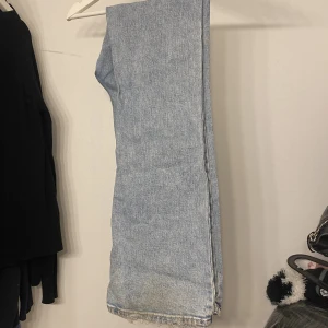 Bootcut jeans - Ljusblåa bootcut i medelhög midja och bra skick🩷 Skriv för mer bilder