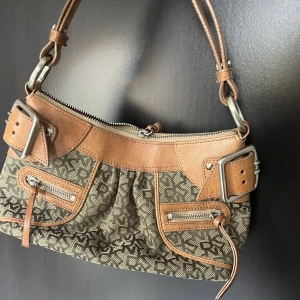 Axelväska - Jättefin vintage DKNY axelväska💞 I jättebra skick och säljs inte längre, skicka privat för fler bilder eller frågor🥰