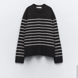 Stickad zara tröja  - Säljer denna fina stickade zara tröja. Perfekt nu till hösten💞💞Lite nopprig men inget man tänker på (se sista bilden)💞