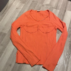 Tröja - Snygg korallfärgad långarmad tröja. Sitter som ett smäck och är mjuk i tyget, köpt från gekås för bara någon månad sedan, men aldrig använd. Säljes då den ej kommer till användning