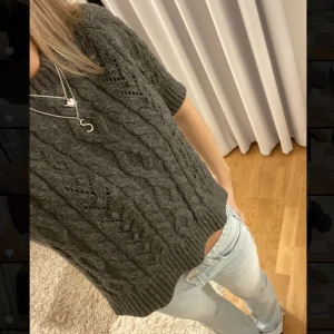 Stickad T-shirt  - Mörkgrå stickad T-shirt 